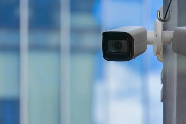 Şehrin duvarına modern CCTV güvenlik kamerası yerleştirilmiş. İzleme ve izleme kavramı.