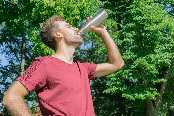 Man Drinkwater Bomen Gebladerte Achtergrond Dorstige Man Die Water Drinkt Rechtenvrije Stockfoto's