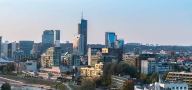 Vilnius 'taki modern ofis binalarının panoramik manzarası. Günbatımında modern Vilnius şehri. Litvanya 'nın başkenti.