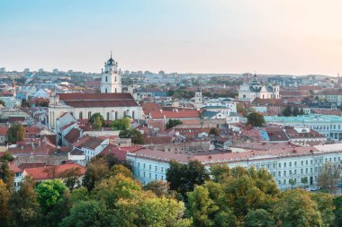Vilnius 'un eski kasabasının panoraması. Vilnius panoramik manzara. Vilnius şehir manzarası. Litvanya 'nın başkenti.