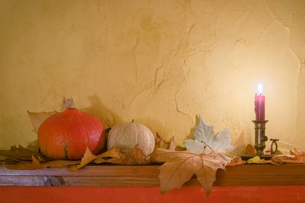 Halloween Dekoration Aus Kürbissen Trockenen Herbstblättern Und Brennenden Kerzen Auf — Stockfoto