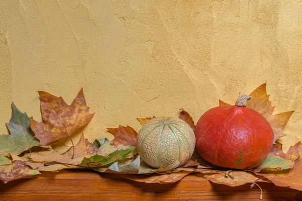 Halloween Dekoracji Czerwonych Dyń Suchych Jesiennych Liści Drewnianej Planszy Przedniej — Zdjęcie stockowe