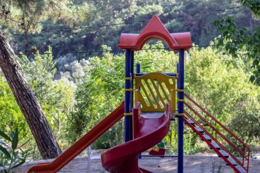 Yatay açık geniş köyünde yeşil arka plana sahip çocuklar için renkli oyun yere vurdu. İzmir, Türkiye'de fotoğraf aldı.