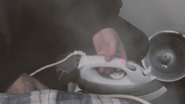 高温の蒸気に広がる男使用鉄機のクローズ アップの反復的なビデオ撮影 — ストック動画