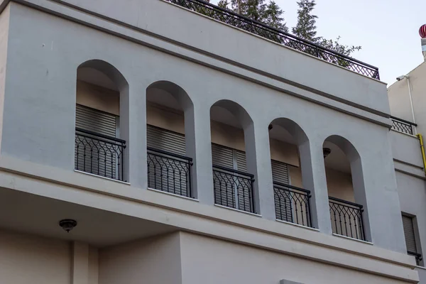 Perspektif 2 katlı binada gri cephe Lesvos Ege bölgesinde, renkli. PHOT Yunanistan'da almıştır.