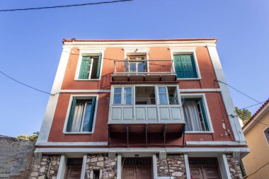Alt bölge orta kısmında Lesvos, turuncu renkli cephe bina bakış açısı çok katlı bir kadeh. Fotoğraf Yunanistan'da almıştır.