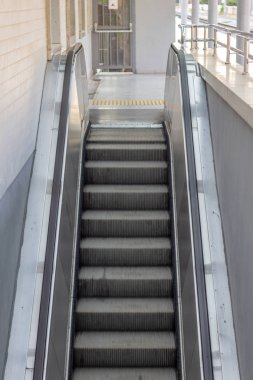 Açık dikey bir kadeh mekanik merdiven. İzmir, Türkiye'de fotoğraf aldı.