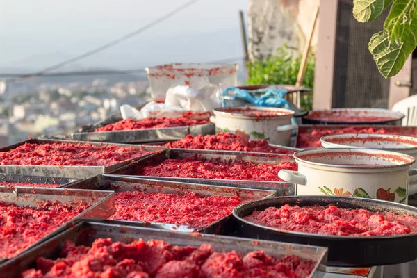 Geleneksel el yapımı domates Yapıştır levha altında ateş süreci açık havada. İzmir, Türkiye'de fotoğraf aldı.