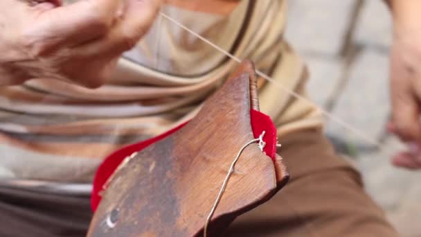 イズミルでタイヤにロープを結ぶだけで伝統的な手作りの靴を作る — ストック動画