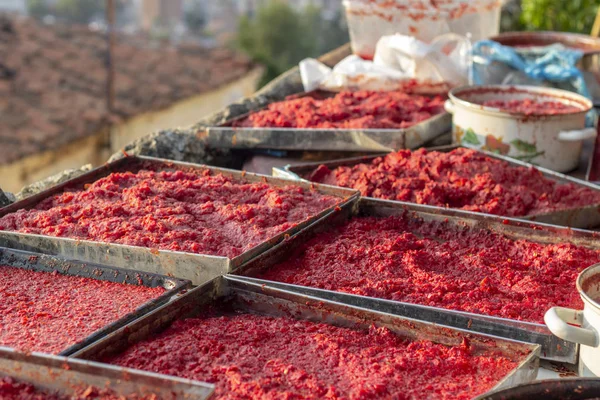 Perspektif geleneksel el yapımı domates ve biber verme süreci günbatımı zaman yapıştırın