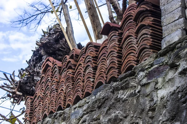 Toplu Bakış Açısı Çatıyı Yenilemek Tuğlanın Mavi Artalanla Vurdu — Stok fotoğraf