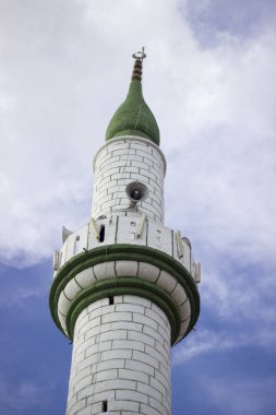 Alt perspektif atış bulutlu mavi arka plan ile inşa beyaz renkli duvar