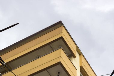 modern mavi arka plan ile bina betonarme köşesinde