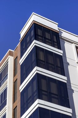 Modern cephe bina kapalı balkon köşe çekim