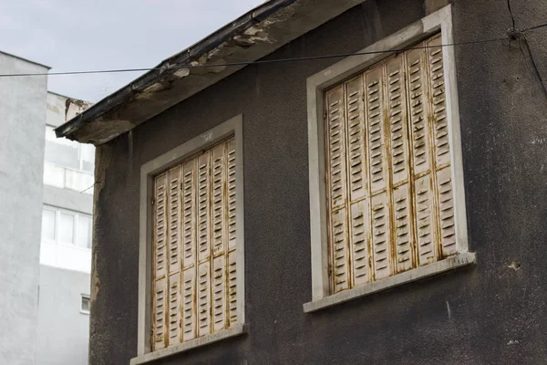 Esquina Del Antiguo Edificio Hormigón Con Fondo Azul — Foto de Stock