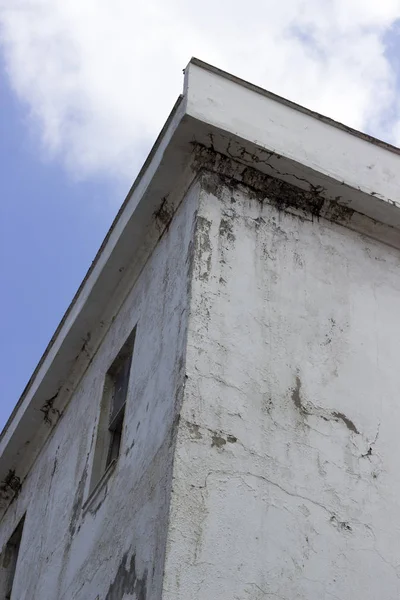 Açık Mavi Gökyüzü Arka Plan Beton Eski Binanın Köşe Shot — Stok fotoğraf