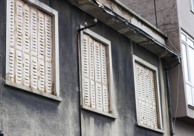 Eski beton ile mavi arka plan bina cephe