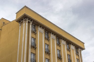 Yakın çekim yatay atış eski soluk sarı renkli beton otel, Türkiye'de Ankara'da takviyeli