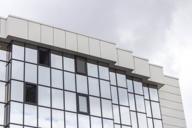 Türkiye'de Ankara'da bulutlu gökyüzü ile bina cam cephe birden çok kat doz yatay perspektif