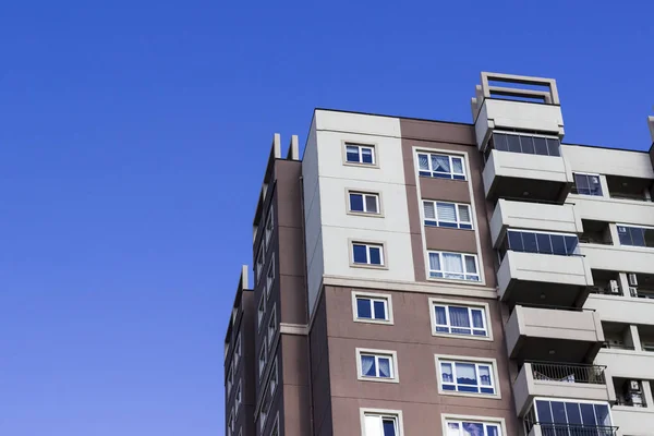 Mavi gökyüzü ile beton bina konut kütle çekim kırpılmış