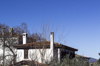 Orman, mavi arka plan ile Anadolu köyü doğal sahne