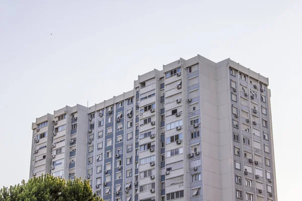 Uzun boylu beton mavi yatay atış toplu konut bina cephesi, Izmir, Türkiye'de mavi gökyüzü arka plan ile kaplı