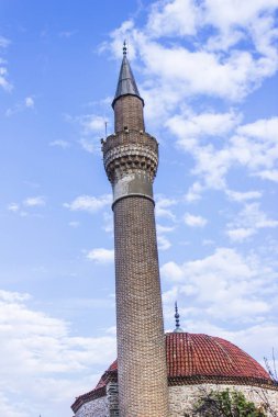Eski Osmanlı duvar cami ve minare mavi arka plan ile