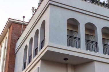 Lesvos Ege bölgesinde 2 katlı binada gri renkli cephe köşesinde perspektif. PHOT Yunanistan'da almıştır.