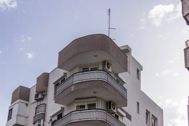 Kentsel, güçlendirilmiş vurdu perspektif açık mavi gökyüzü ile modern yapı inşa