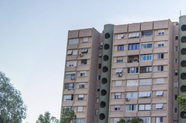 İzmir, Türkiye'de mavi gökyüzü ile kitle inşa edilmiş modern bina bakış açısı uzun atış eski kentsel takviyeli