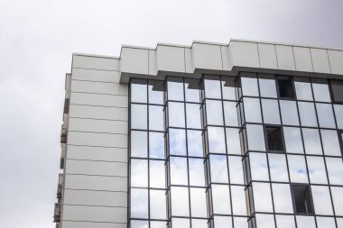 Türkiye'de Ankara'da bulutlu gökyüzü ile bina cam cephe birden çok kat doz perspektif