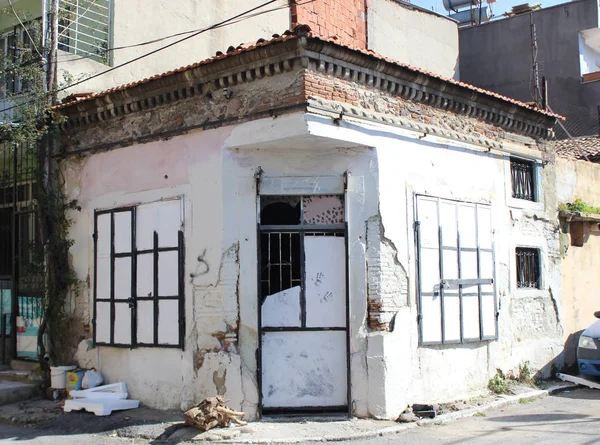 1 katlı binanın eski yıkık beyaz renk cephe sokak köşesinde vurdu