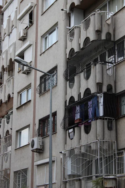 Perspektif atış dar sokak binasında betonarme konut kütlesinin