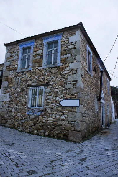 Perspektif atış ile bulutlu gökyüzü arka bina yığma taş