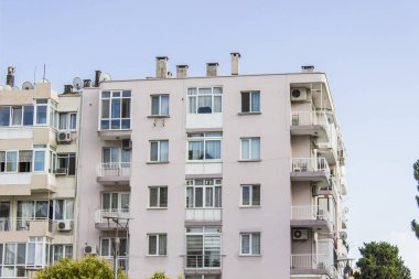 Eski kentsel takviyeli perspektif atış, Izmir, Türkiye'de mavi gökyüzü ile modern yapı inşa