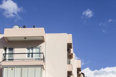 Perspektif çekim betonarme pembe dizideki Izmir, Türkiye'de toplu konut yaz, renkli