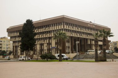 Betonarme bina bulutlu gökyüzü arka plan ile perspektif çekim