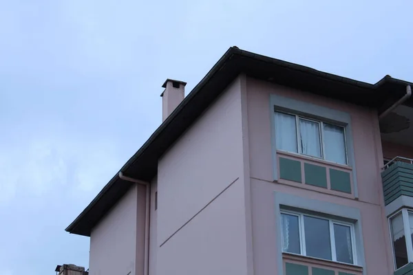  Betonarme bina kırmızımsı renkli cephe perspektif atış