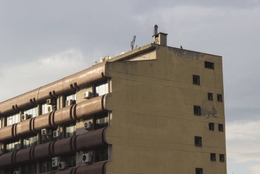 Atış eski kırpılmış yan görünüm bulutlu gökyüzü altında beton bina hasar