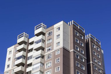 Üstten görünüm mavi arka plan ile yüksek rised beton bina vurdu