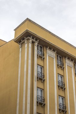 Dikey yakın çekim shot eski soluk sarı renkli beton otel, Türkiye'de Ankara'da takviyeli