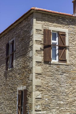 Dikey eski Türkiye'de ahşap gölgeler ile bina duvar vurdu