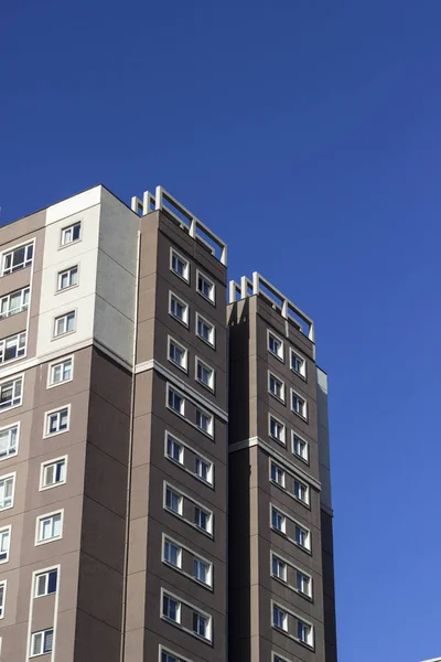Dikey yüksek rised beton yapı güneşli mavi arka plan ile vurdu