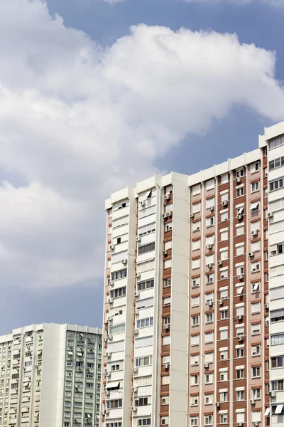 İzmir, Türkiye'de mavi gökyüzü arka ile bina konut uzun boylu beton kütlesinin dikey atış