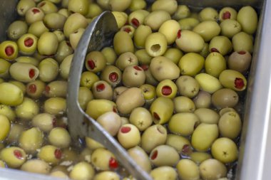Yakın çekim ayrıntı atış kırmızı biber, yeşil zeytin metal kutu içinde dolu