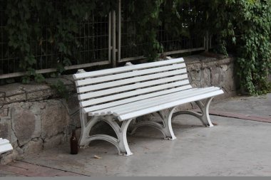 Perspektif atış stone yakınındaki kentsel beyaz sandalyenin kentsel duvar