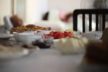 Aile toplantısında Kahvaltı masasının yakın çekim detay çekim