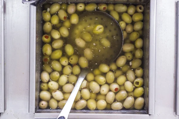 Savoureux Olive Dans Rue Turque Bazar Boîte Métal — Photo