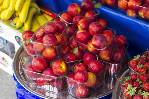 Sweet Peach Turkish Street Bazaar Izmir Summer Season — Stock Photo, Image