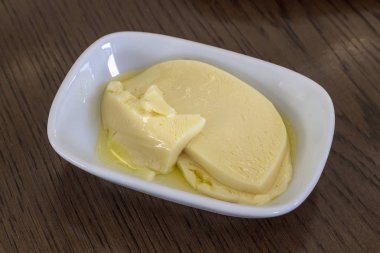 Yakın çekim perspektif yan atış sağlıklı tereyağı beyaz plaka dolu